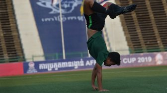 Pemain Timnas U-22 Nurhidayat beraksi di sela latihan menjelang pertandingan Semi Final Sepak Bola AFF U-22 di Stadion Nasional Olimpiade, Phnom Penh, Kamboja, Sabtu (23/2). ANTARA FOTO/Nyoman Budhiana