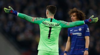 Kiper Chelsea, Kepa Arrizabalaga, menolak diganti saat melawan Manchester City pada final Piala Liga Inggris di Stadion Wembley, London, Inggris, Minggu (24/2). [Adrian DENNIS / AFP]