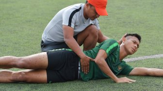 Pemain Timnas U-22 Hanif Abdurrauf Sjahbandi (kanan) menggiring bola dalam latihan menjelang pertandingan babak Final Sepak Bola AFF U-22 di Stadion Nasional Olimpiade, Phnom Penh, Kamboja, Senin (25/2). [ANTARA FOTO/Nyoman Budhiana]