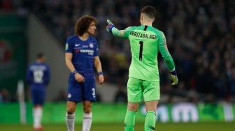 Kiper Chelsea, Kepa Arrizabalaga, menolak diganti saat melawan Manchester City pada final Piala Liga Inggris di Stadion Wembley, London, Inggris, Minggu (24/2). [Adrian DENNIS / AFP]