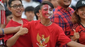 Pendukung Timnas U-22 Indonesia beraksi setelah Indonesia berhasil memenangkan pertandingan Semi Final Piala AFF U-22 melawan Vietnam di Stadion Nasional Olimpiade Phnom Penh, Kamboja, Minggu (24/2). [ANTARA FOTO/Nyoman Budhiana]