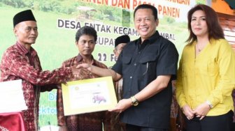 Ketua DPR Serahkan Bantuan Alat Pertanian bagi Petani Kebumen