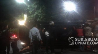 Mini Bus Terguling Usai Hantam Pembatas Jalan di Depan Mapolres Sukabumi