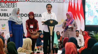 Ke Cilacap, Jokowi Bagikan Bansos PKH dan BPNT ke 1.257 Keluarga