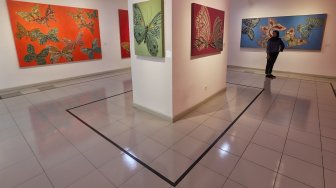 Pengunjung melihat pameran yang bertajuk "Cinta Untuk Indonesia" di Galeri Nasional, Jakarta, Senin (25/2).  [Suara.com/Muhaimin A Untung]