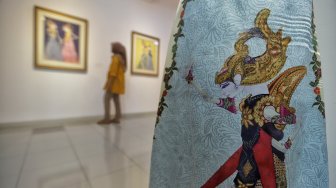 Pengunjung melihat pameran yang bertajuk "Cinta Untuk Indonesia" di Galeri Nasional, Jakarta, Senin (25/2).  [Suara.com/Muhaimin A Untung]