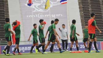 Pelatih Timnas U-22 Indra Sjafri memberi arahan kepada pemain dalam latihan menjelang pertandingan babak Final Sepak Bola AFF U-22 di Stadion Nasional Olimpiade, Phnom Penh, Kamboja, Senin (25/2). [ANTARA FOTO/Nyoman Budhiana]