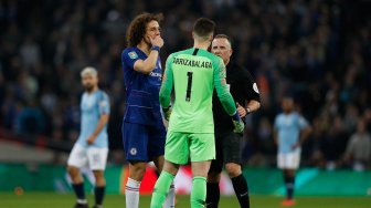 Kiper Chelsea, Kepa Arrizabalaga, menolak diganti saat melawan Manchester City pada final Piala Liga Inggris di Stadion Wembley, London, Inggris, Minggu (24/2). [Adrian DENNIS / AFP]