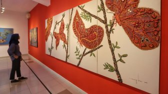 Pengunjung melihat pameran yang bertajuk "Cinta Untuk Indonesia" di Galeri Nasional, Jakarta, Senin (25/2).  [Suara.com/Muhaimin A Untung]