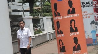 Pernak-pernik pemilu 2019 menghiasi depan trotoar Kementerian Komunikasi dan informatika di Jakarta Pusat, Senin (25/2). [Suara.com/Fakhri Hermansyah]