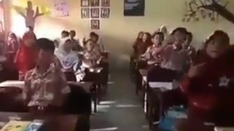 Viral Video Murid SD Nyanyikan Lagu Pilih Prabowo - Sandiaga di Kelas