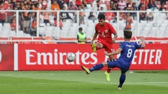 Pesepakbola Persija Jakarta, Novri Setiawan dihalau pesepakbola Becamex Binh Duong, Nguyen Anh Tai saat laga matchday 1 Grup G Piala AFC 2019 kontra Becamex Binh Duong di Stadion Utama Gelora Bung Karno, Senayan, Jakarta, Selasa (26/2). [Suara.com/Muhaimin A Untung]