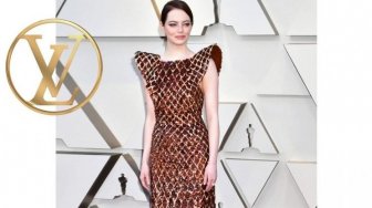 Mirip Kulit Salak, Gaun Emma Stone Jadi Guyonan Netizen