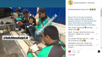 Kompak Nunggu Orderan, Empat Driver Ojol Ini Ngaji Bareng