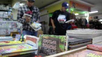 Suasana di sentra penjualan buku murah di Blok M Square, Jakarta, Selasa (26/2).  [Suara.com/Arief Hermawan P]
