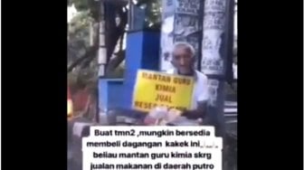 Tangannya Gemetaran, Mantan Guru Jual Makanan di Lampu Merah