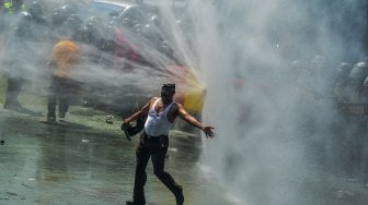 Simulasi pengamanan Pemilu Serentak Pilpres dan Pileg di Lapangan Lokasana, Kabupaten Ciamis, Jawa Barat, Selasa (26/2). [ANTARA FOTO/Adeng Bustomi]