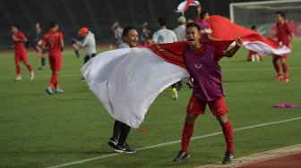 Pemain Timnas U-22 merayakan kemenangan seusai pertandingan final Piala AFF U-22 2019 di Stadion Nasional Olimpiade Phnom Penh, Kamboja, Selasa (26/2). [ANTARA FOTO/Nyoman Budhiana]