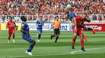 Pesepakbola Persija Jakarta, Escobar berebut bola dibidara dengan pesepakbola Becamex Binh Duong, Shumeiko Veniamin saat laga matchday 1 Grup G Piala AFC 2019 kontra Becamex Binh Duong di Stadion Utama Gelora Bung Karno, Senayan, Jakarta, Selasa (26/2). [Suara.com/Muhaimin A Untung]