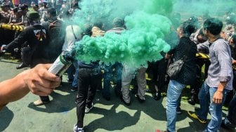 Simulasi pengamanan Pemilu Serentak Pilpres dan Pileg di Lapangan Lokasana, Kabupaten Ciamis, Jawa Barat, Selasa (26/2). [ANTARA FOTO/Adeng Bustomi]