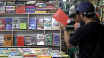 Suasana di sentra penjualan buku murah di Blok M Square, Jakarta, Selasa (26/2).  [Suara.com/Arief Hermawan P]
