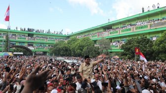 Sapa Warga di Ponpes, Prabowo: Saya Tak Bisa Kampanye, yang Sebelah Boleh