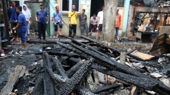 Warga mengumpulkan puing dan sisa barang yang masih bisa dimanfaatkan usai kebakaran di Krukut, Taman Sari, Jakarta Barat, Selasa (26/2). [Suara.com/Arief Hermawan P]