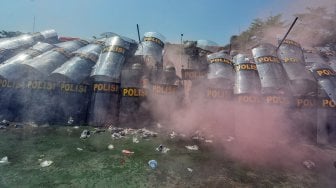 Simulasi pengamanan Pemilu Serentak Pilpres dan Pileg di Lapangan Lokasana, Kabupaten Ciamis, Jawa Barat, Selasa (26/2). [ANTARA FOTO/Adeng Bustomi]