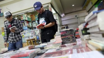 Suasana di sentra penjualan buku murah di Blok M Square, Jakarta, Selasa (26/2).  [Suara.com/Arief Hermawan P]
