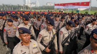 Sejumlah personel gabungan mengikuti apel tiga pilar di Silang Monas, Jakarta, Rabu (27/2). [Suara.com/Muhaimin A Untung]