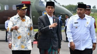 Kunker ke Jawa Barat, Jokowi Kenakan Peci dan Sarung