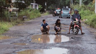 Cara Kreatif Pemuda Kritik Jalan Rusak, Keren Tanpa Anarkis