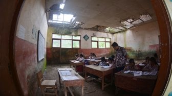 Miris! Siswa SD di Jember Belajar di Kelas Rusak