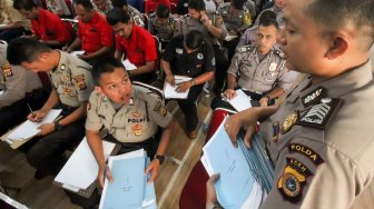 Personel polisi mengikuti serangkaian tes izin pemakaian senjata api di Polres Lhokseumawe, Aceh, Rabu (27/2).  [ANTARA FOTO/Rahmad]