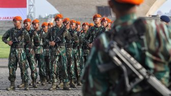 Sejumlah personel gabungan mengikuti apel tiga pilar di Silang Monas, Jakarta, Rabu (27/2). [Suara.com/Muhaimin A Untung]