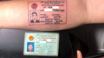Membuat Tato KTP di Tangan, Alasan Pria Ini Bikin Ngakak. Tapi Masuk Akal