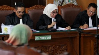 Suasana sidang perdana kasus penyebaran berita bohong atau hoaks yang menjerat terdakwa Ratna Sarumpaet di Pengadilan Negeri Jakarta Selatan, Jakarta, Kamis (28/2).[Suara.com/Arief Hermawan P]
