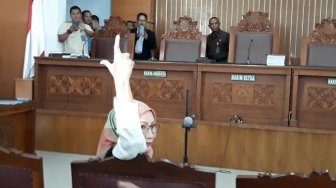 Acungkan Dua Jari di Ruang Sidang, Ratna Sarumpaet: Ini Simbol Gue