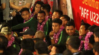 Suasana penyambutan Timnas U-22 di saat tiba di Bandara Soekarno Hatta, Tangerang, Rabu (27/2).  [Suara.com/Arief Hermawan P]