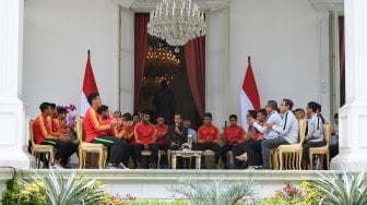 Presiden Joko Widodo berbincang dengan pemain Timnas U-22 Indonesia serta ofisial di beranda Istana Merdeka, Jakarta, Kamis (28/2). [ANTARA FOTO/Wahyu Putro A]