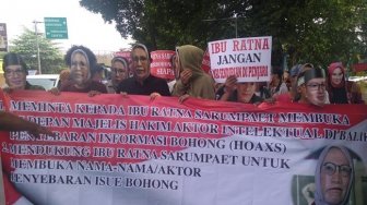 Massa Bertopeng Warnai Sidang Perdana Ratna Sarumpaet