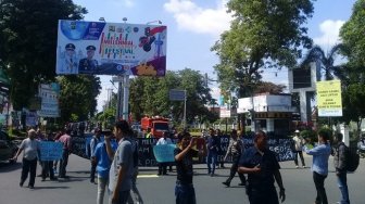 Puluhan Warga Demo Tolak Kenaikan Tarif Air PDAM