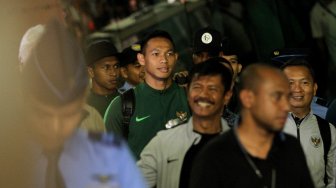 Suasana penyambutan Timnas U-22 di saat tiba di Bandara Soekarno Hatta, Tangerang, Rabu (27/2).  [Suara.com/Arief Hermawan P]