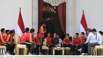 Presiden Joko Widodo berbincang dengan pemain Timnas U-22 Indonesia serta ofisial di beranda Istana Merdeka, Jakarta, Kamis (28/2). [ANTARA FOTO/Wahyu Putro A]