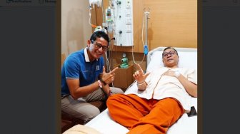 Zulkifli Hasan Masuk Rumah Sakit, Sandiaga Jenguk dan Pose 2 Jari