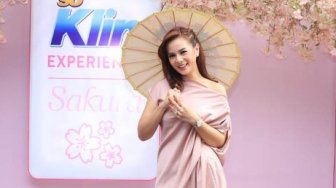 Astrid Tiar Berbagi Tips Aman Mencuci Pakaian si Kecil