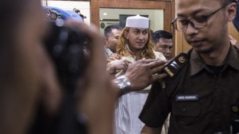 Terdakwa kasus dugaan penganiayaan terhadap remaja Habib Bahar bin Smith menjalani sidang perdana di Pengadilan Negeri Bandung, Jawa Barat, Kamis (28/2). [ANTARA FOTO/M Agung Rajasa]