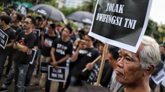 Aktivis Jaringan Solidaritas Korban untuk Keadilan (JSKK) menggelar Aksi Kamisan ke-576 di depan Istana Merdeka, Jakarta, Kamis (28/2). [Suara.com/Muhaimin A Untung]