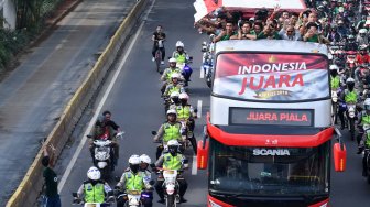 Pemain dan ofisial Timnas U-22 Indonesia menaiki bus tingkat ketika mengikuti konvoi menuju Istana Negara saat melintas di Jalan Sudirman, Jakarta, Kamis (28/2). [ANTARA FOTO/Hafidz Mubarak]
