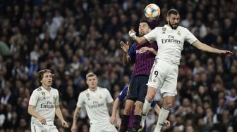 
Pemain depan Real Madrid Karim Benzema bersaing dengan pemain tengah Barcelona Sergio Busquets selama pertandingan sepak bola leg kedua semifinal Copa del Rey Spanyol antara Real Madrid melawan Barcelona di Stadion Santiago Bernabeu, Madrid, Spanyol, Kamis (28/2) dini hari WIB. [JAVIER SORIANO / AFP]